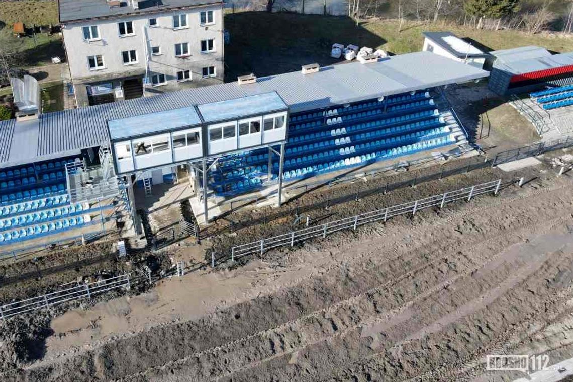 Krosno. Pogoda sprzyja pracom przy przebudowie stadionu. Jest już wieża sędziowska Krosno. Pogoda sprzyja pracom przy przebudowie stadionu. Jest już wieża sędziowska