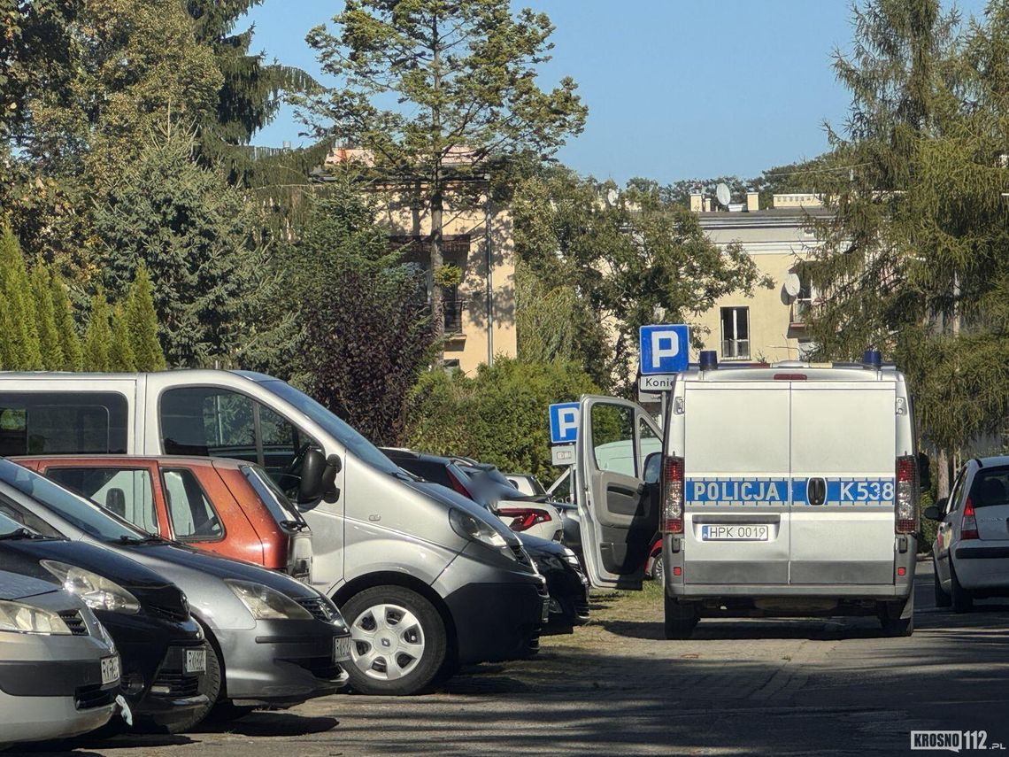 Krosno. Policjanci wybili szybę, by uratować 2,5-letnią dziewczynkę Krosno. Policjanci wybili szybę, by uratować 2,5-letnią dziewczynkę