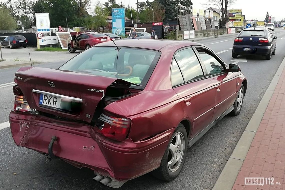 KROSNO: Poranne najechanie na tył na Zręcińskiej. Zderzenie czterech samochodów