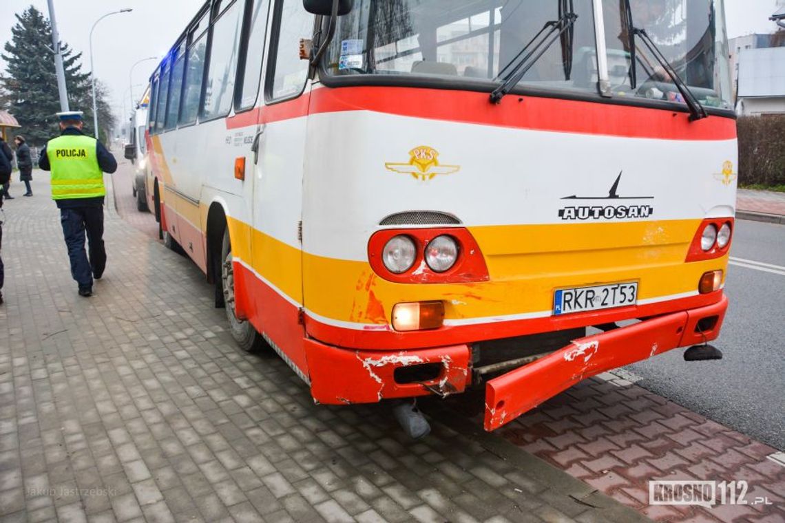 Krosno: Poranne zderzenie autobusu i fiata