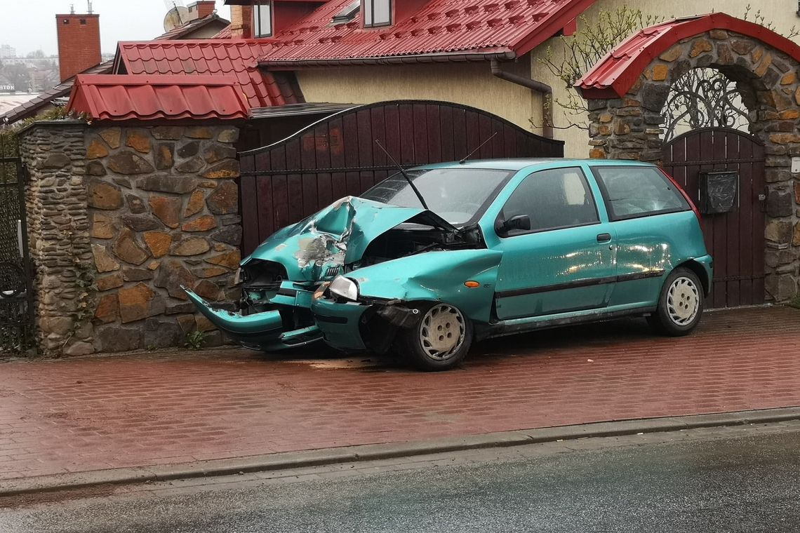KROSNO: Poranne zderzenie Fiata Punto z przydrożną latarnią