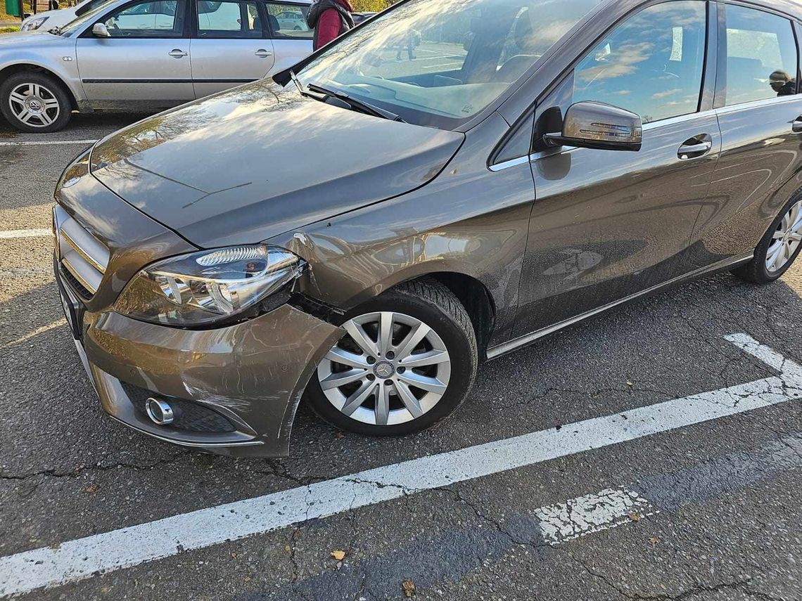 Krosno. Potrącenie dwóch osób przez kierującą Mercedesem. Jedna osoba została przejechana