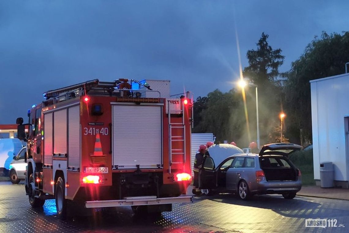 Krosno. Pożar Audi na stacji paliw