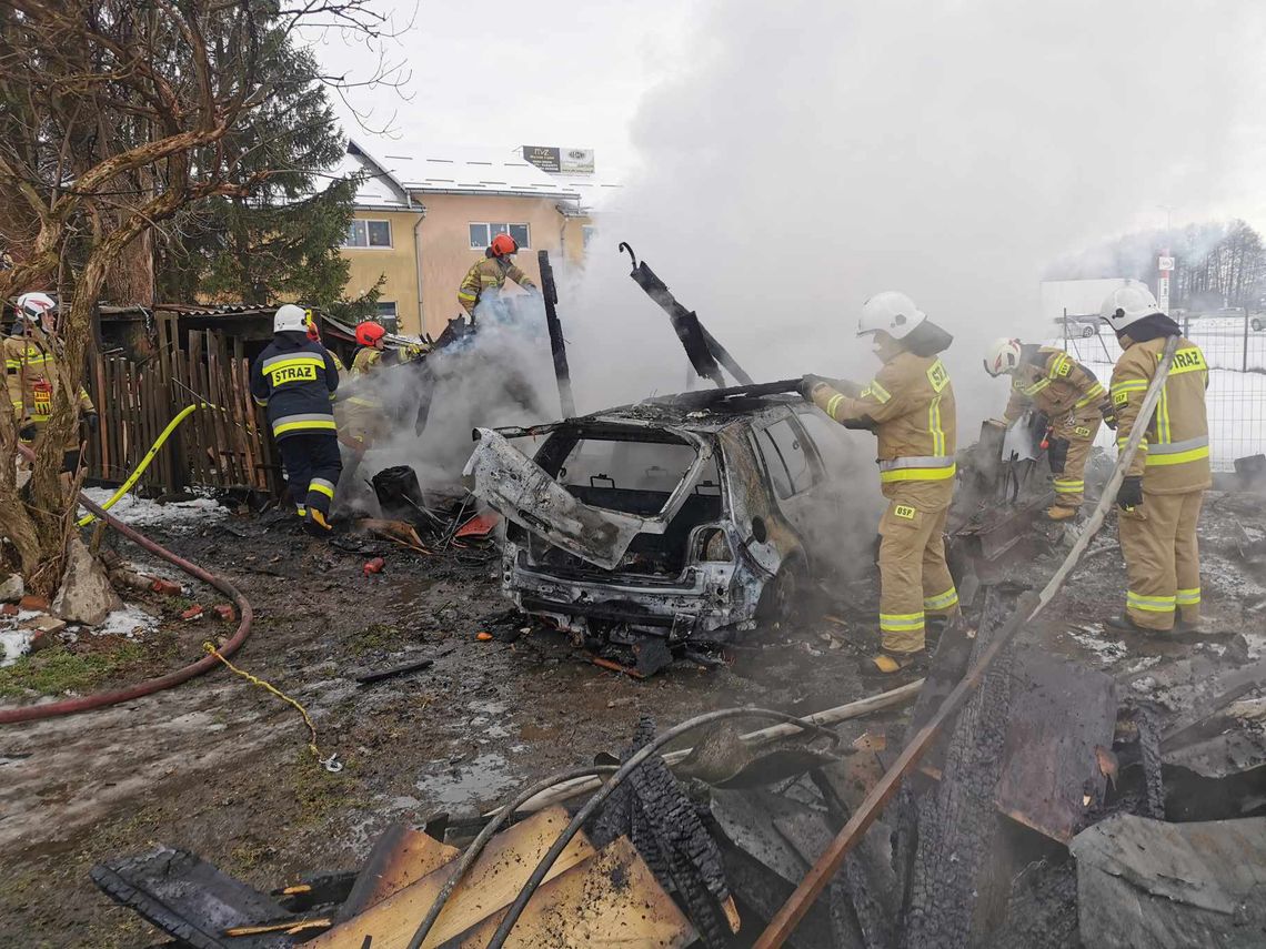 Krosno. Pożar garażu na Krakowskiej w środku samochód [FOTO, WIDEO]