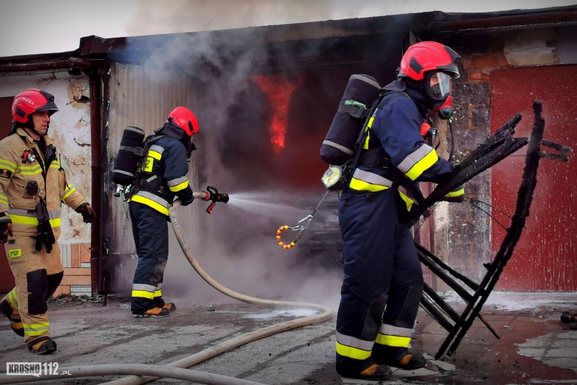 ? Krosno. Pożar garażu z samochodem