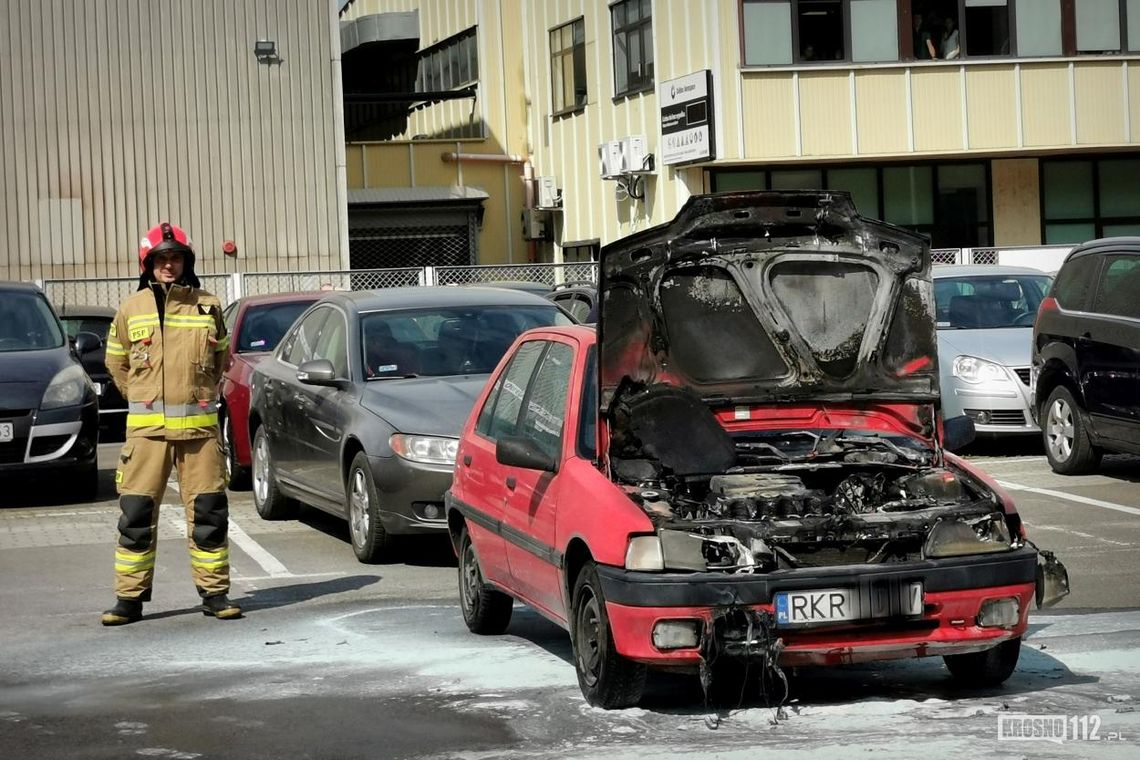 ? Krosno. Pożar samochodu na parkingu