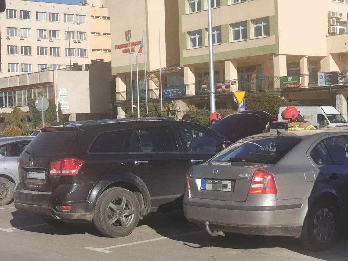 Krosno. Pożar samochodu na parkingu przy Starostwie Powiatowym.