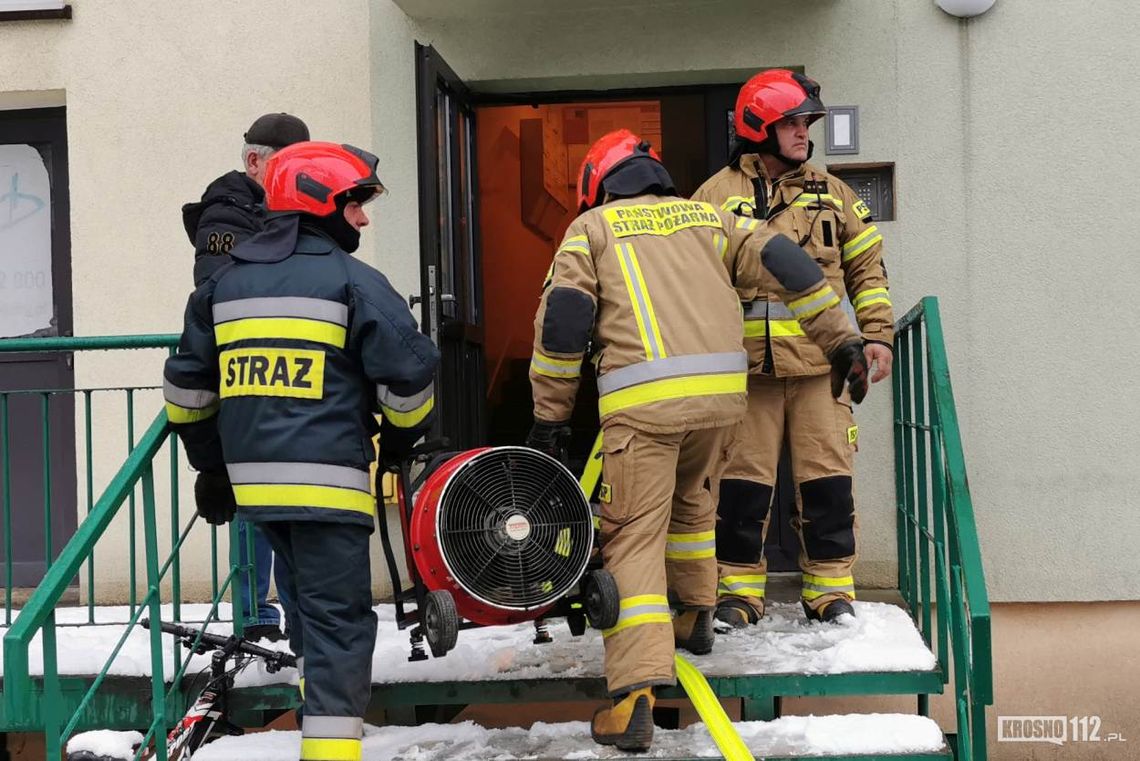 Krosno. Pożar w piwnicy bloku przy Popiełuszki