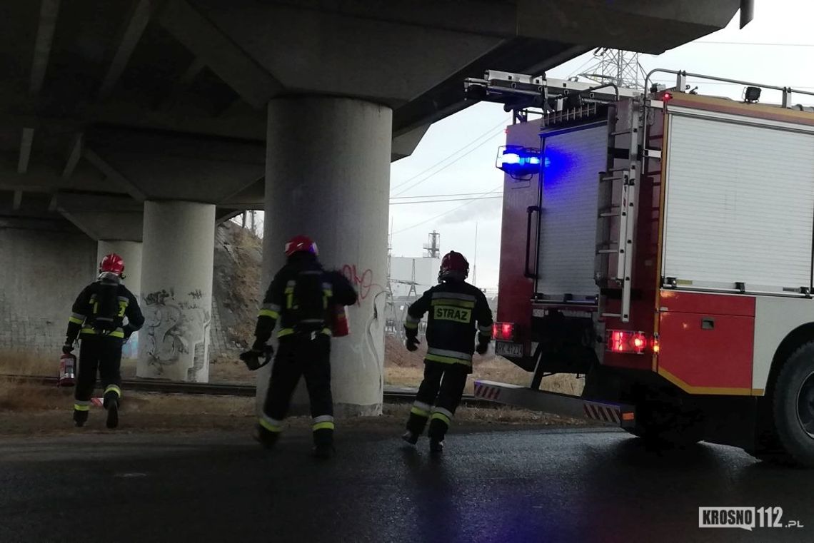 KROSNO: Pożar w pustostanie przy wiadukcie na Podkarpackiej