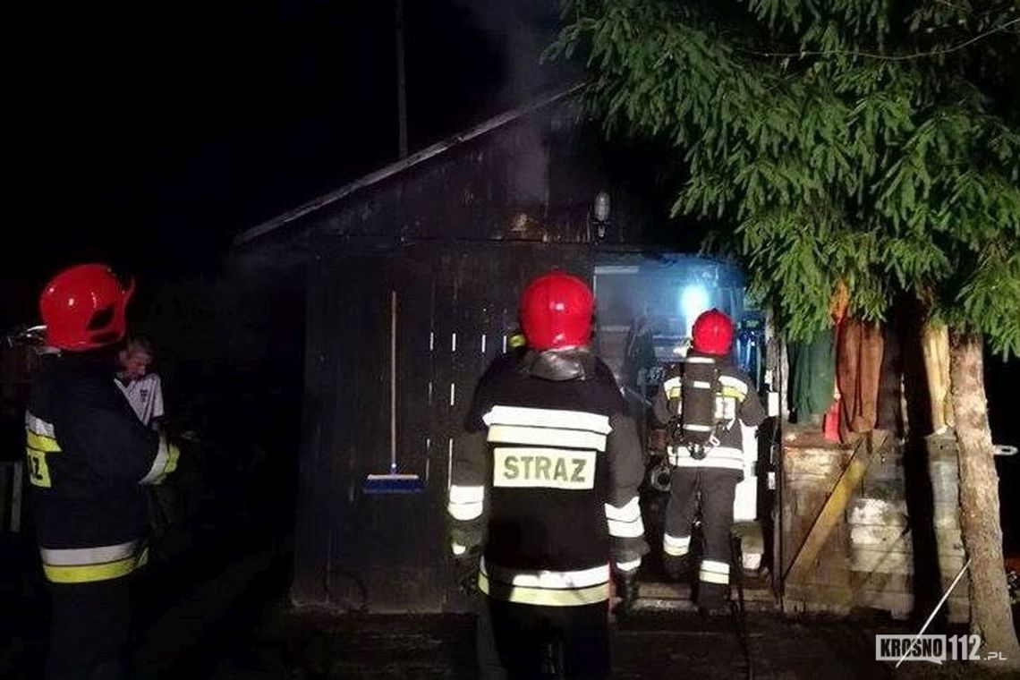 KROSNO: Pożar wewnątrz drewnianego garażu