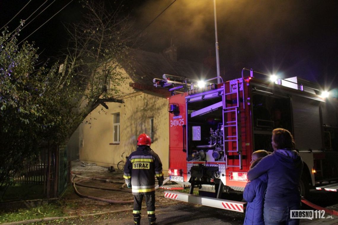 KROSNO: Pożaru garażu. Ogień przedostał się na strych budynku