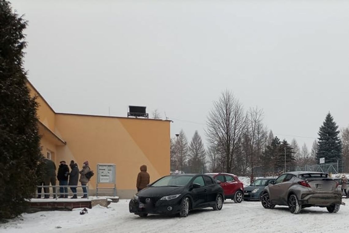 Krosno. Problemy w kolejce do punktu wymazów na COVID-19