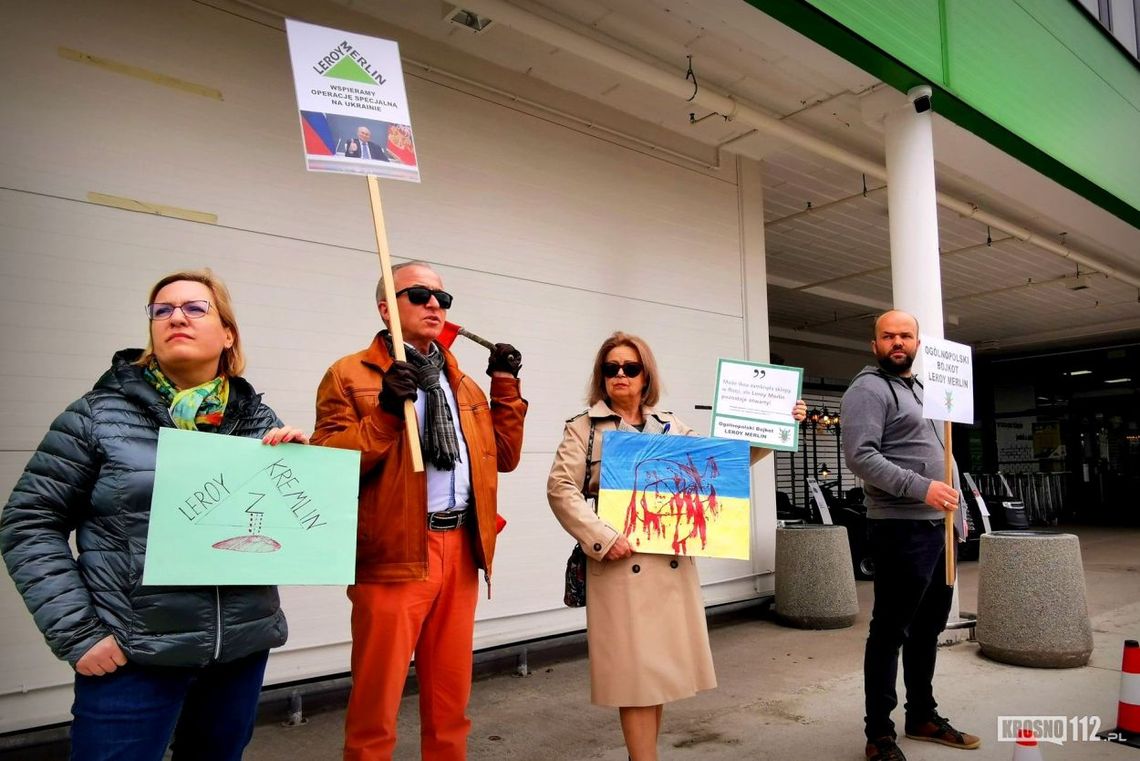 Krosno. Protest przed marketem budowlanym