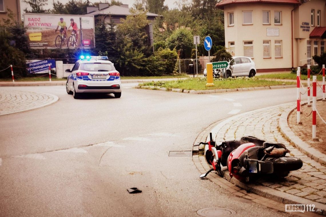? Krosno. Przewrócił się na skuterze. Chcieli mu pomóc policjanci, zaczął przed nimi uciekać