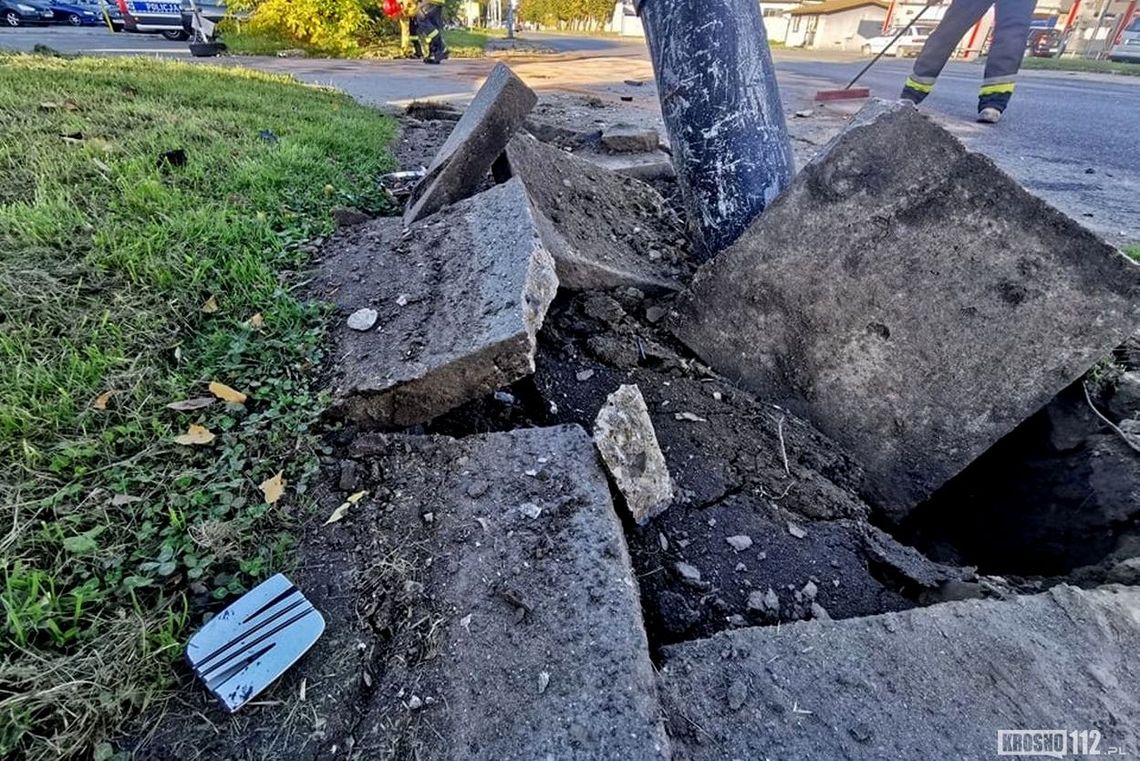 ? Krosno/Pużaka: Seat wjechał w latarnię. Sprawca się oddalił