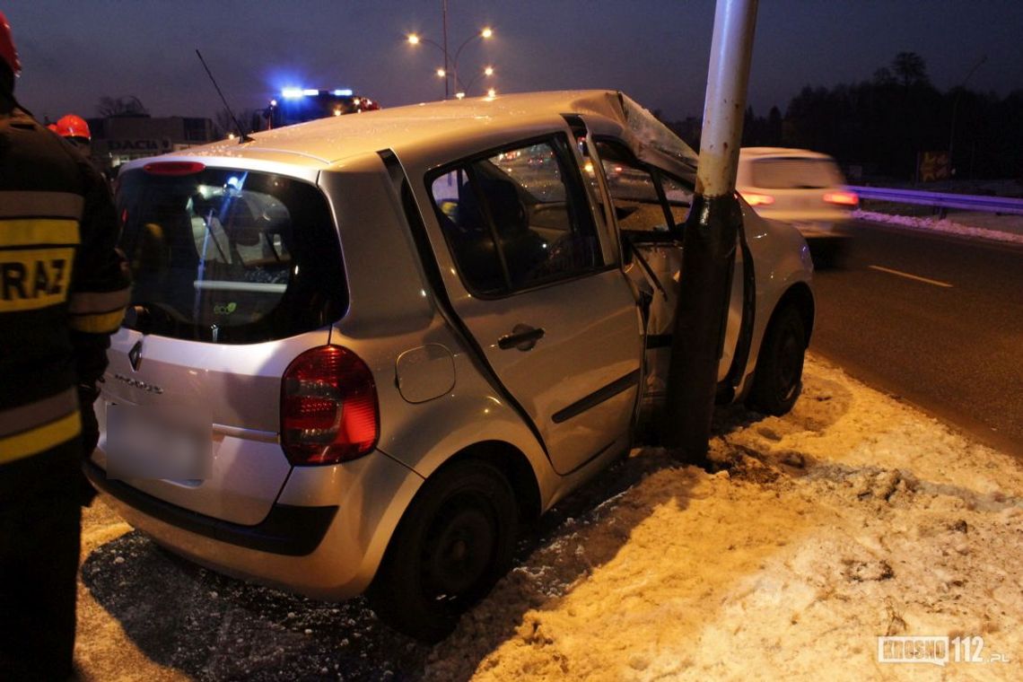 KROSNO: Renault uderzyło w latarnię. Kobieta w szpitalu