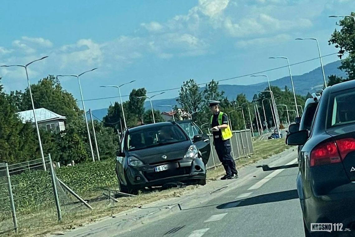 Krosno. Renault zepchnięte z jezdni przez scanię