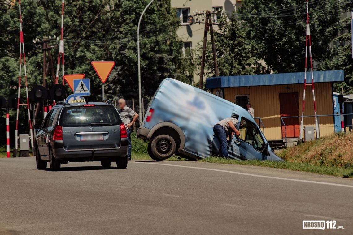 KROSNO: Samochód bez kierowcy stoczył się na torowisko