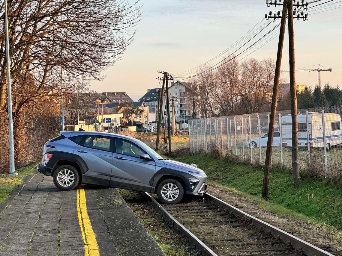 Krosno. Samochód osobowy zsunął się na tory Krosno. Samochód osobowy zsunął się na tory
