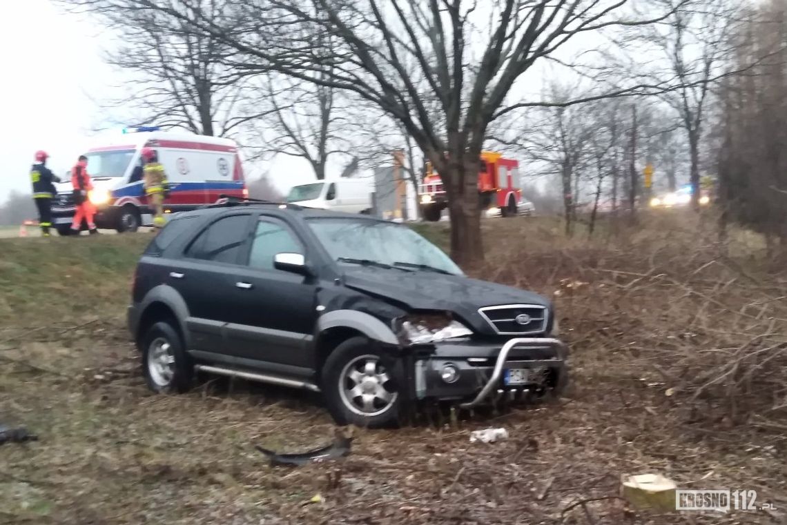 KROSNO: Samochód poza jezdnią. Uważajcie, drogi są oblodzone!
