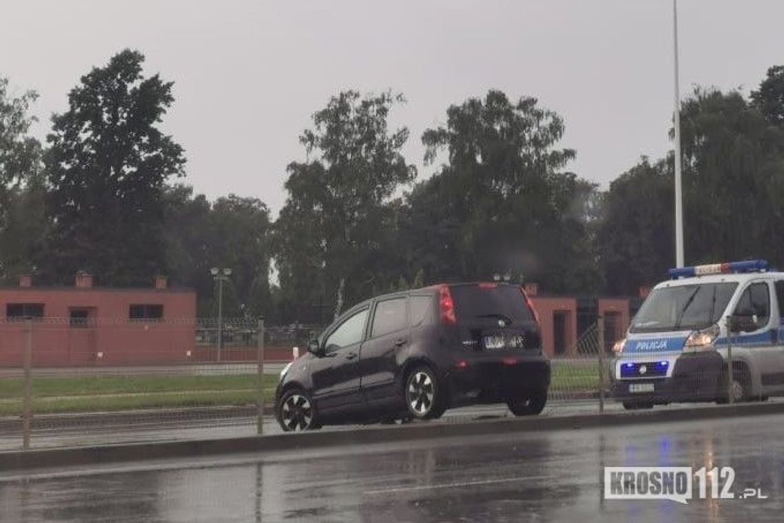 KROSNO: Samochód w barierkach