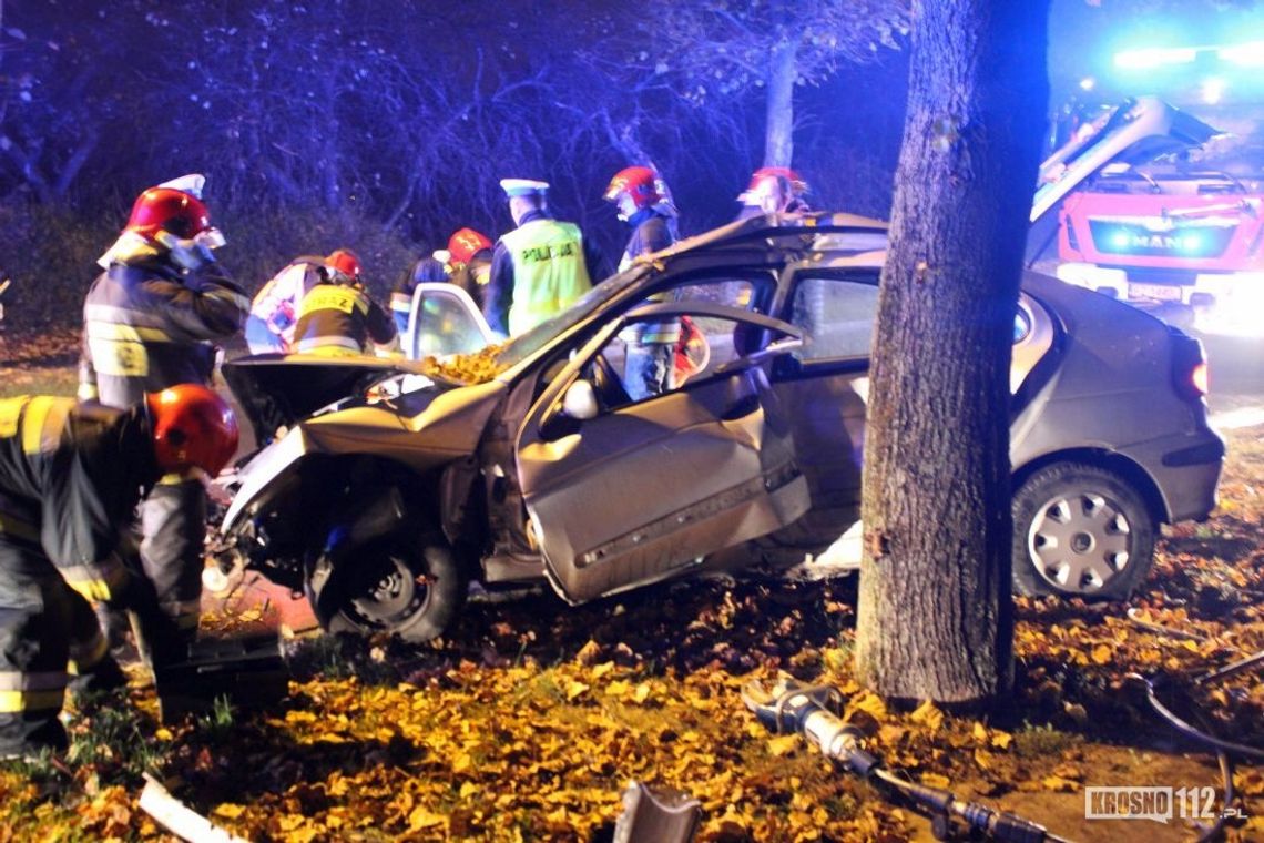 KROSNO: Samochodem uderzyła w drzewa. 22-latka poważnie ranna