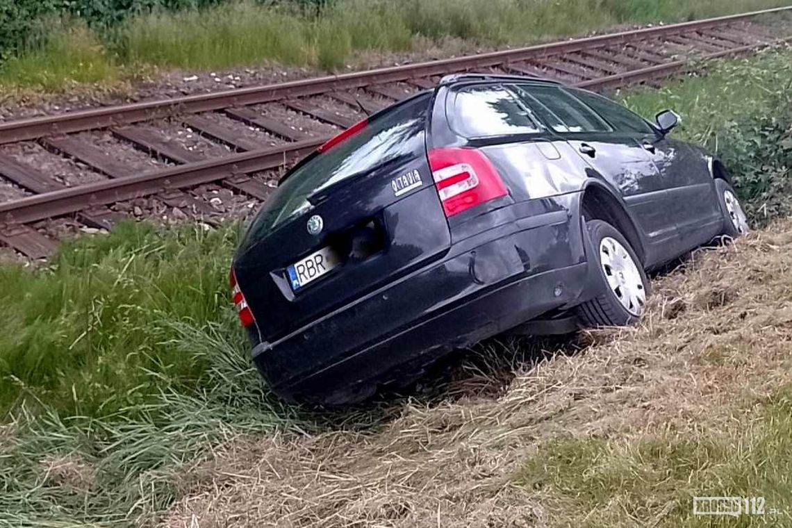 Krosno. Skoda wypadła z jezdni i znalazła się tuż przy torowisku