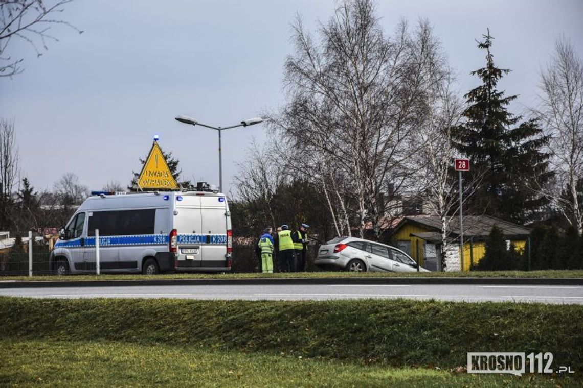 Krosno: Śmieciarka zepchnęła z drogi osobówkę z żołnierzami