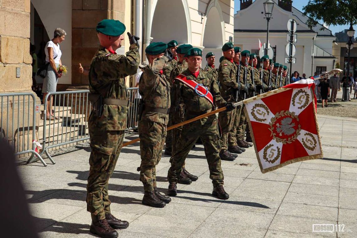 Krosno. Święto Wojska Polskiego na Rynku i odsłonięcie tablicy na lotnisku [ZDJĘCIA]