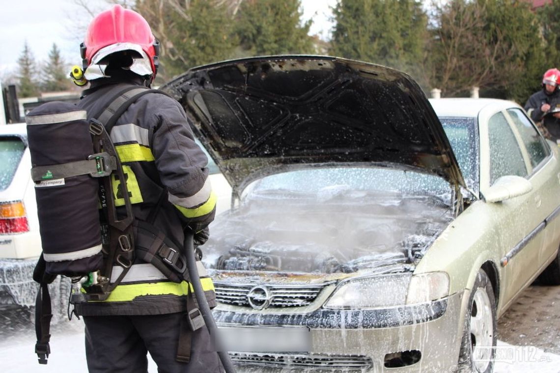 KROSNO: Szybka akcja strażaków. Palił się Opel