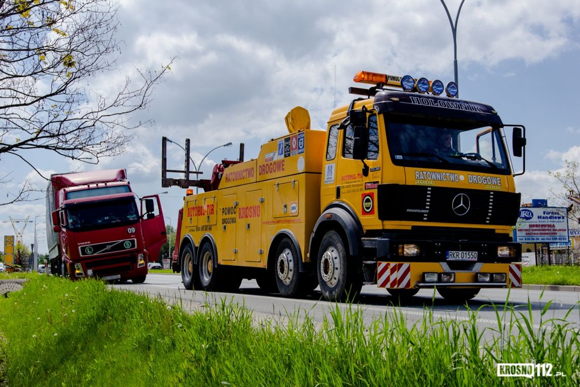 KROSNO: TIR ugrzązł na poboczu ulicy Podkarpackiej
