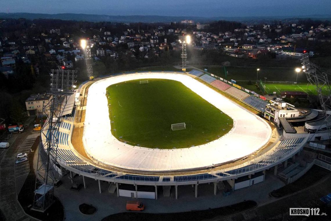 Krosno. Trwa rozkładanie plandeki na torze żużlowym