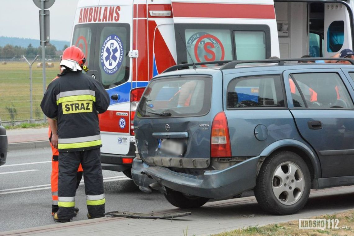 Krosno: Trzy osoby trafiło do szpitala po zderzeniu samochodów