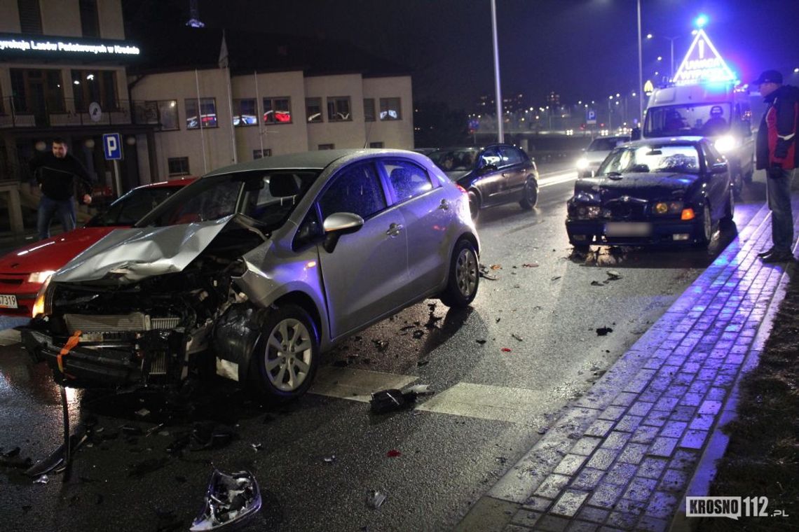 KROSNO: Trzy pojazdy uczestniczyły w kolizji przy VIVO