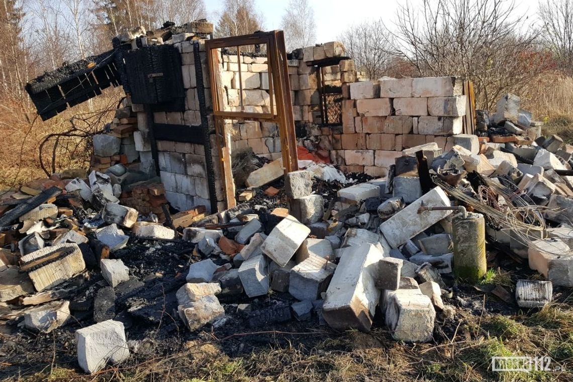 KROSNO-TURASZÓWKA: Strażacy nad ranem gasili pożar wiaty