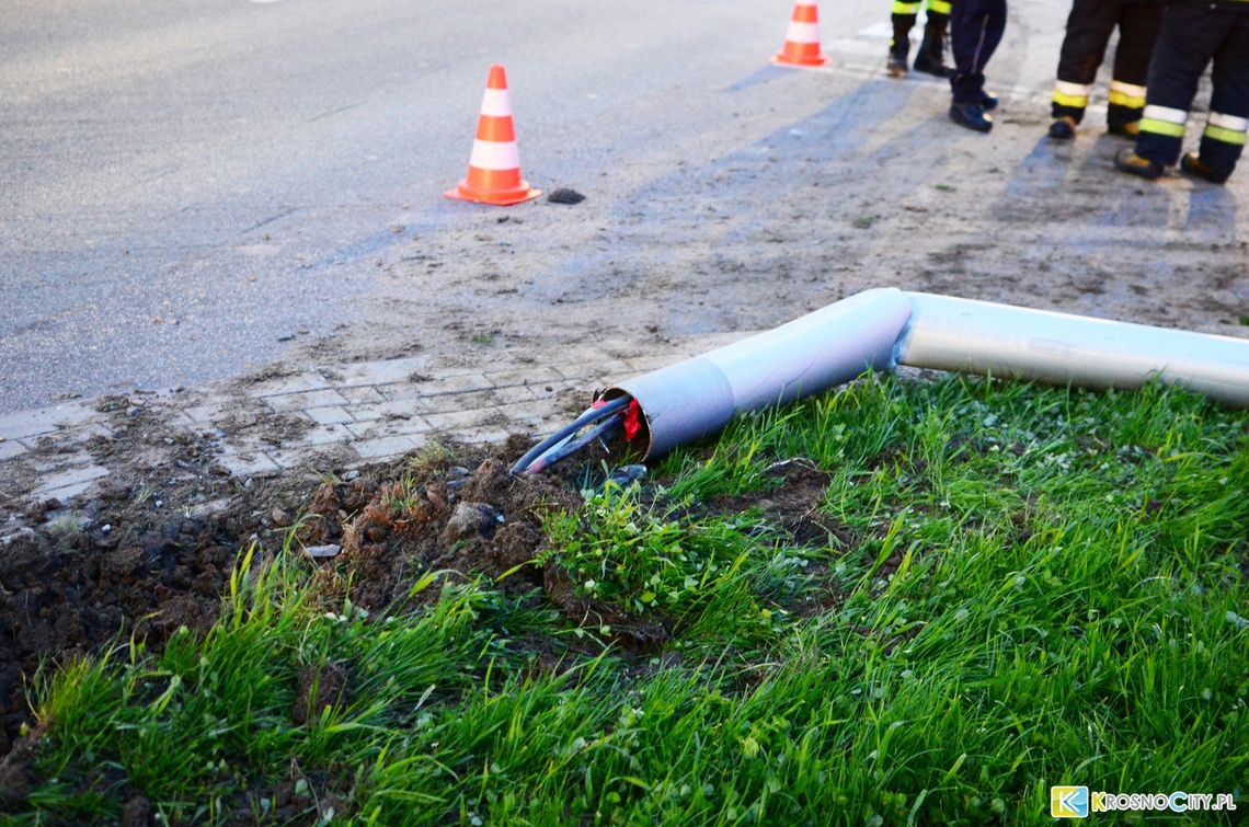 KROSNO: Uderzył TIR-em w latarnię i odjechał