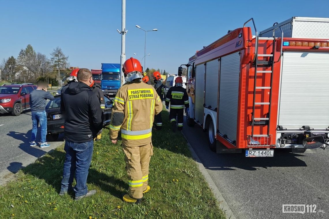 KROSNO: Uderzyła samochodem w latarnię na Al. Jana Pawła II