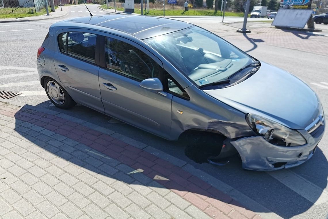 KROSNO: Urwane koło skutkiem wjechania w barierki