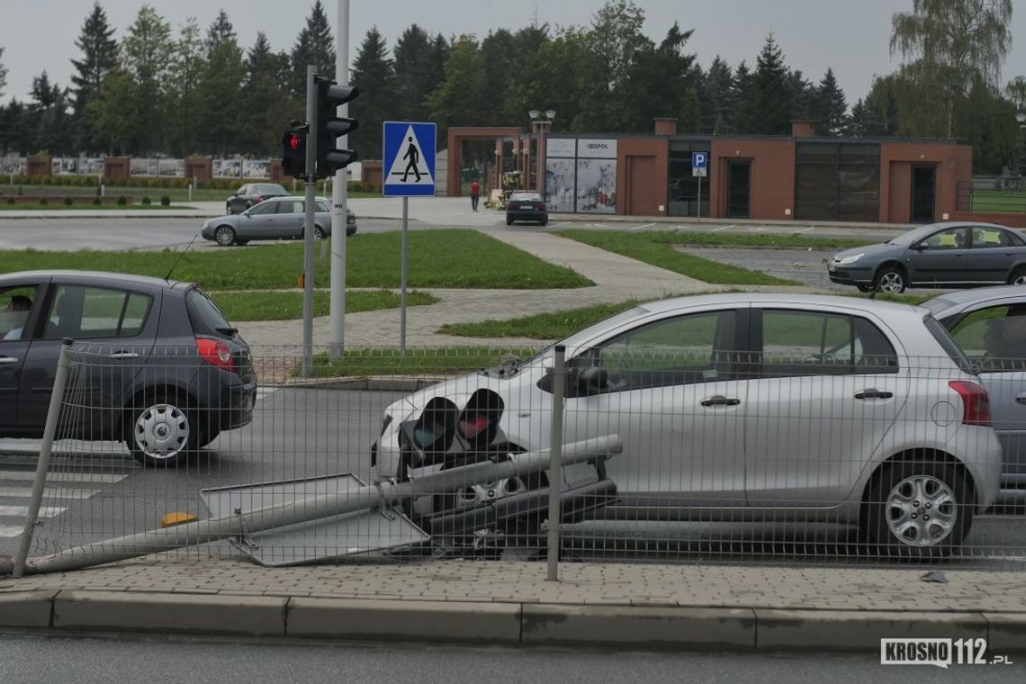 KROSNO: Uszkodzony sygnalizator, rozbite samochody przy BP