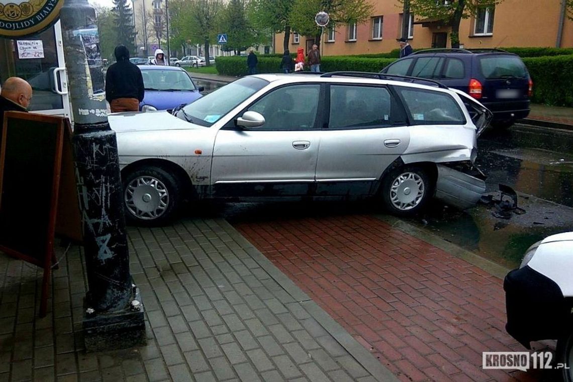 KROSNO: W skutek kolizji Daewoo wjechało w bar