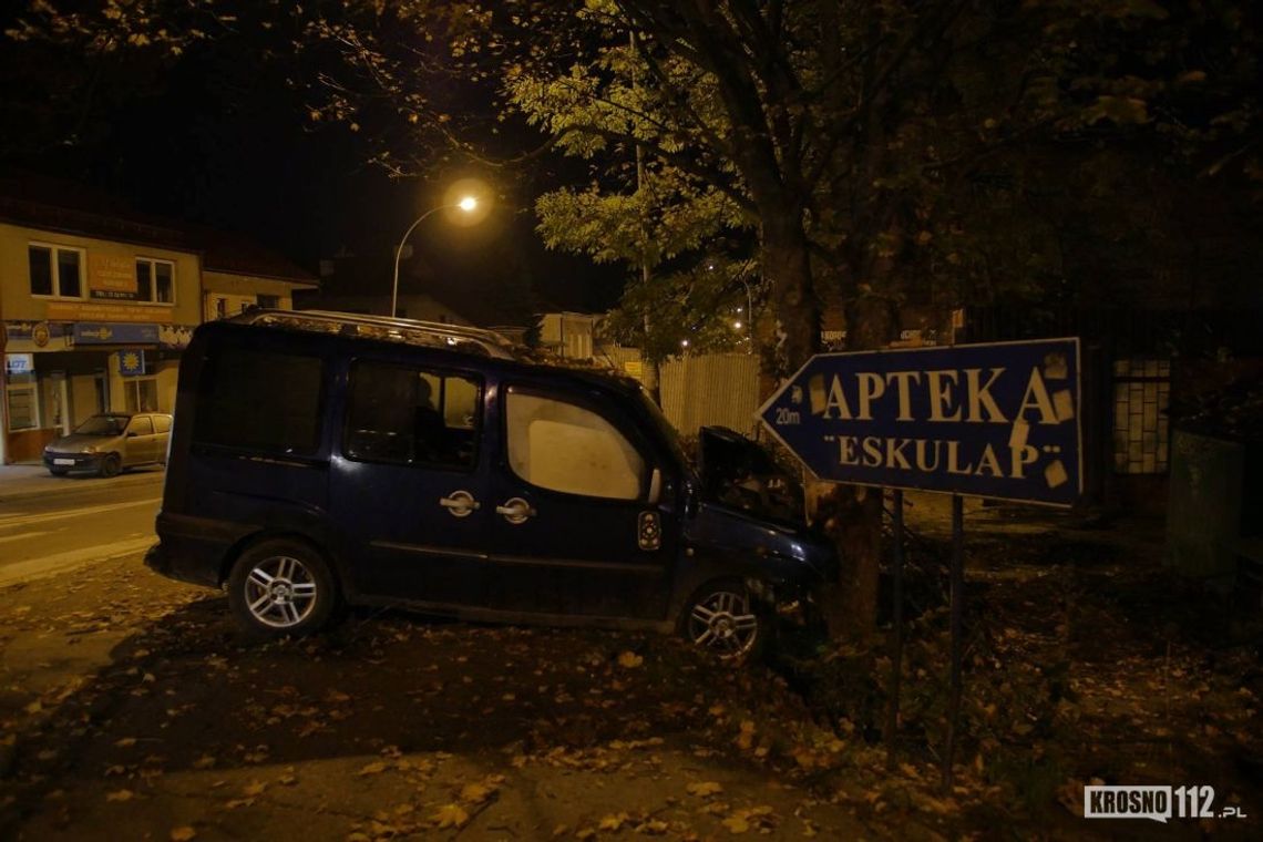 KROSNO: Wjechał fiatem w drzewo. Trafił do szpitala
