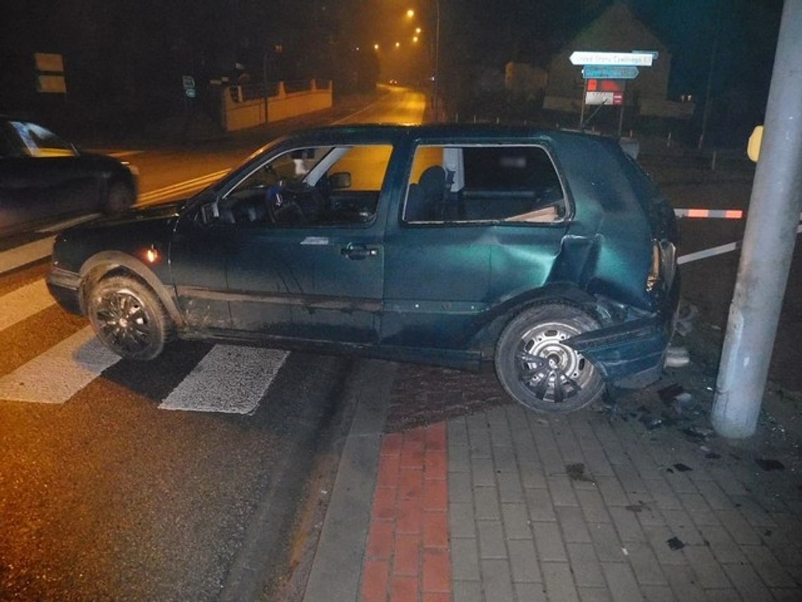 KROSNO: Wjechał volkswagenem w sygnalizator świetlny