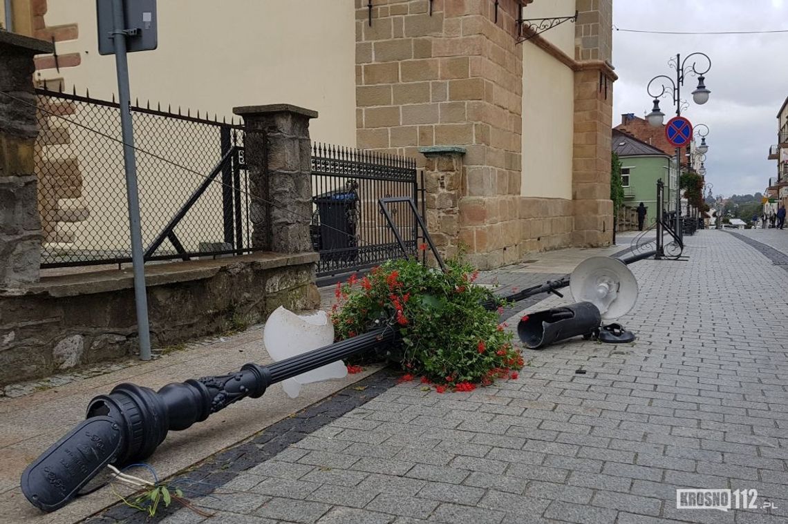 KROSNO: Wjechał w latarnię na ul. Piłsudskiego
