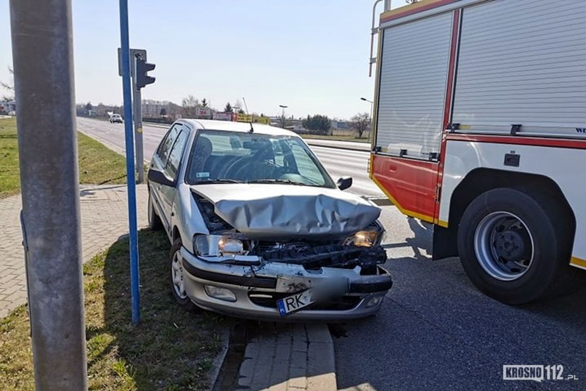 KROSNO: Wjechał w Mercedesa, po czym uciekł z miejsca zdarzenia. Miał prawie 3 promile