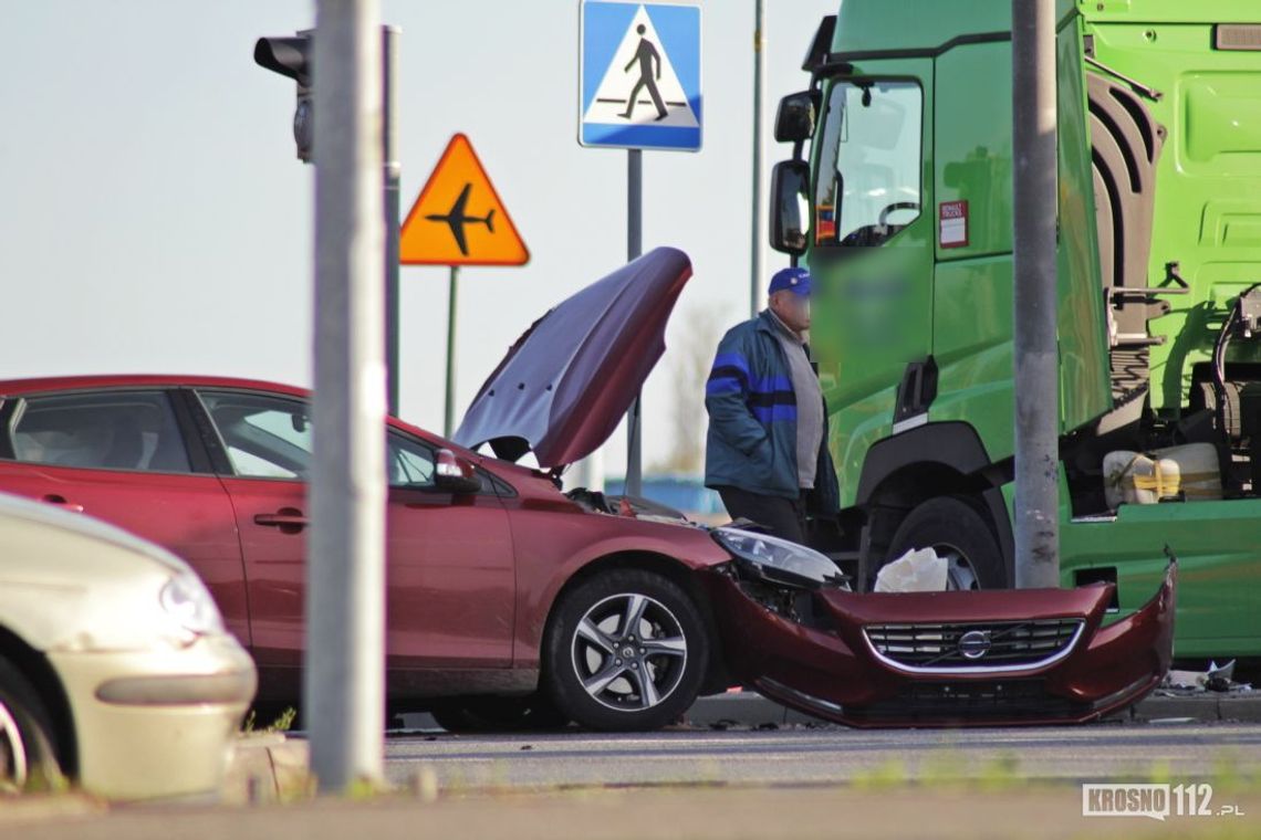 KROSNO: Wypadek osobowego Volvo z cysterną