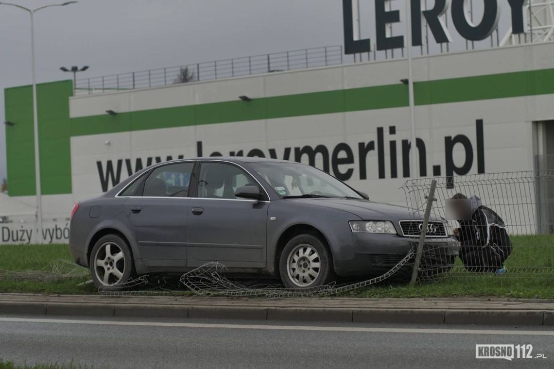 KROSNO: Wyprzedzał ciężarówkę, wjechał na pas zieleni i barierki