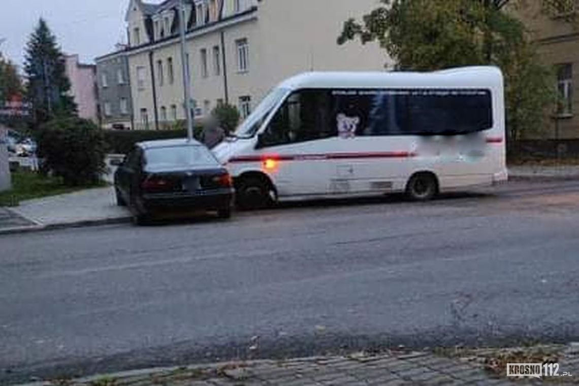 Krosno: Zderzenie busa z osobówką. Nie udzielenie pierwszeństwa przejazdu