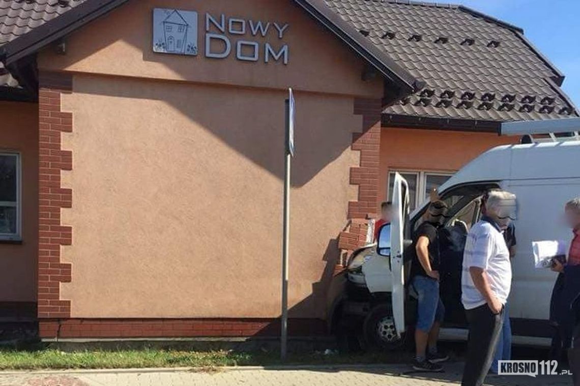 KROSNO: Zderzenie busów. Jeden z nich uderzył w budynek
