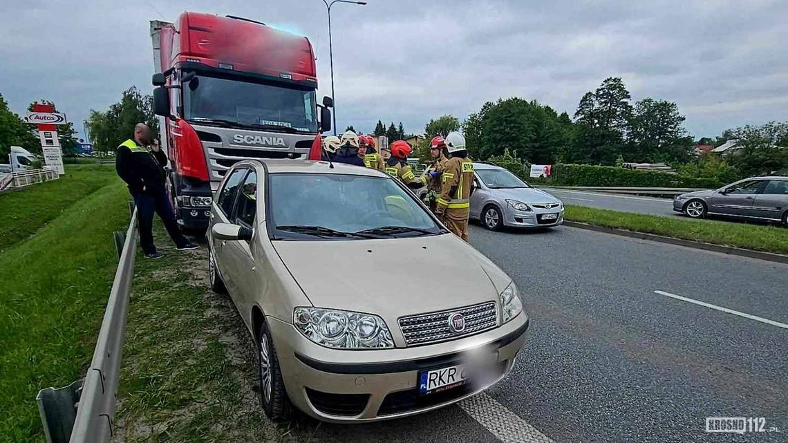 Krosno. Zderzenie ciężarówki i osobówki na Al. Jana Pawła II