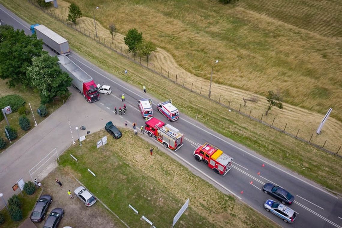 KROSNO: Zderzenie dwóch ciężarówek i dwóch osobówek na ulicy Podkarpackiej